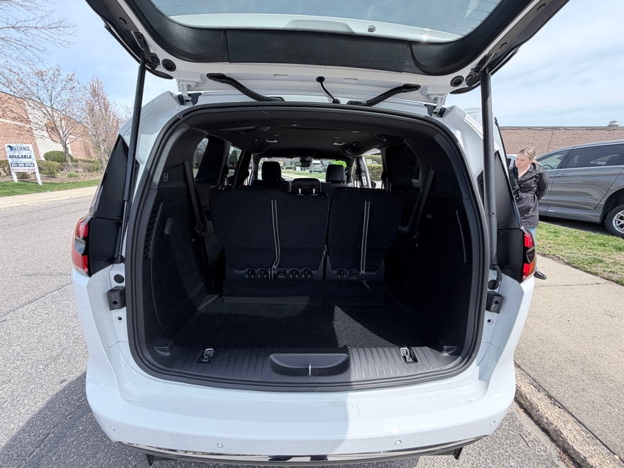 White Chrysler Pacifica image number 19