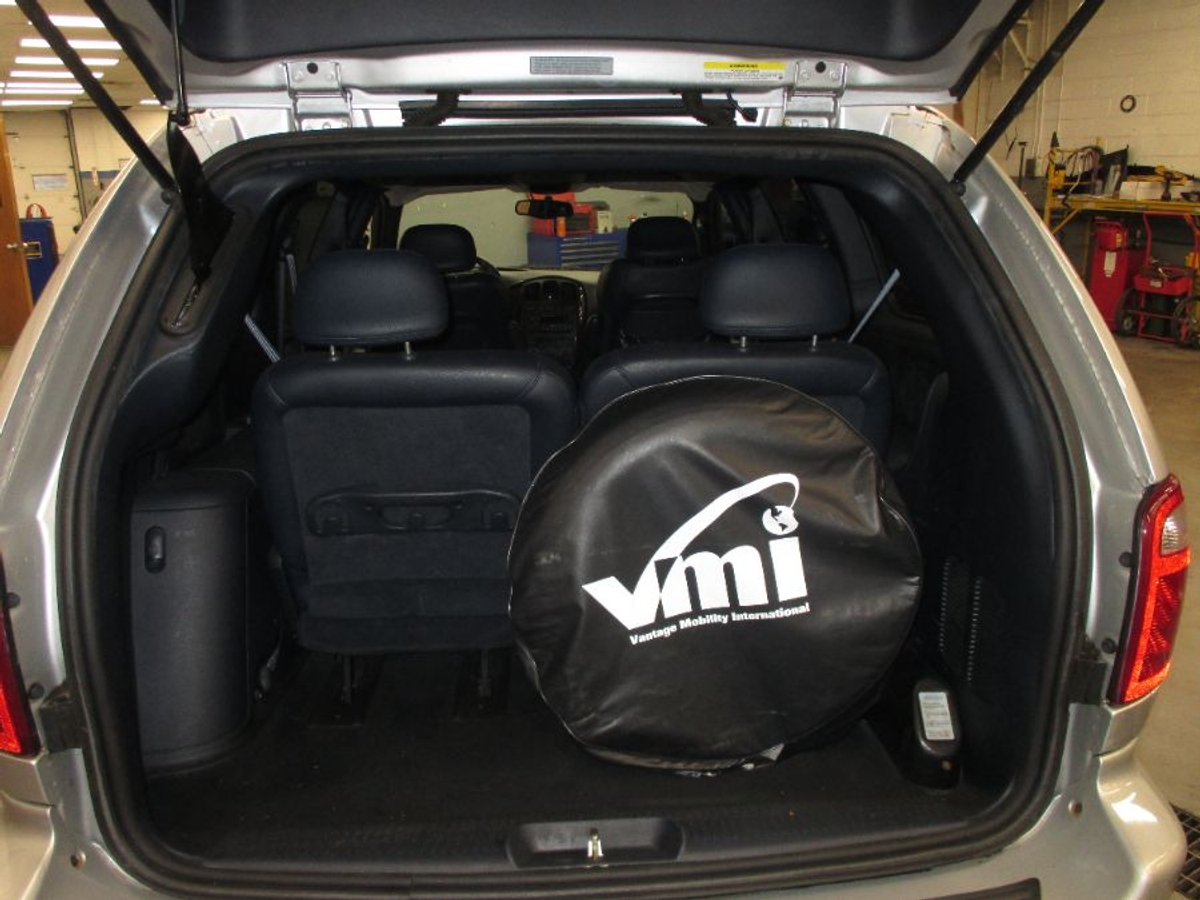 2003 CHRYSLER TOWN AND COUNTRY - Image 6