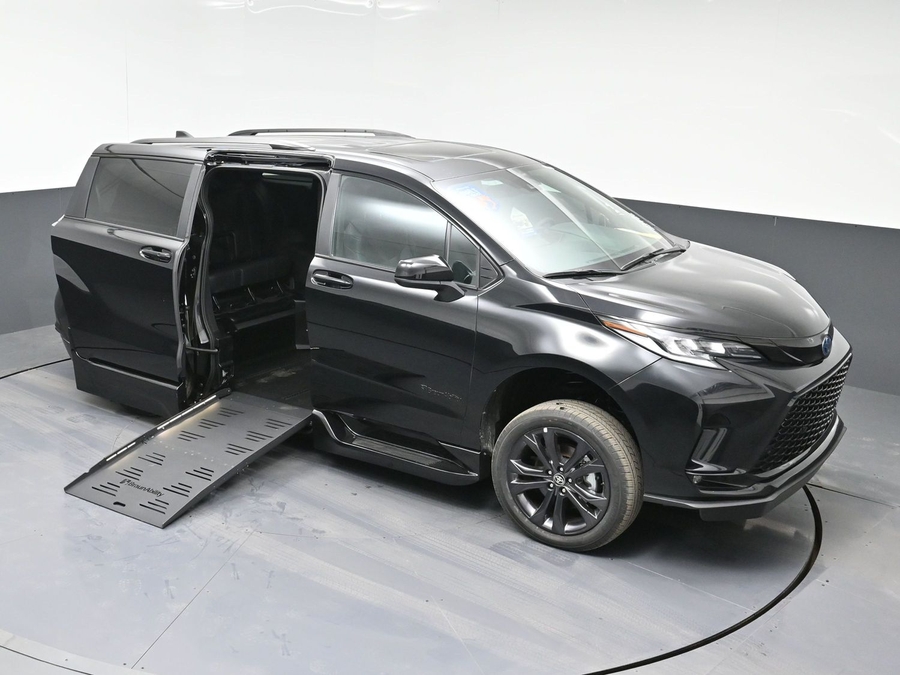 New 2025 Toyota Sienna Hybrid XSE Sport - BraunAbility Side Entry Entry Fold Out Automatic Ramp