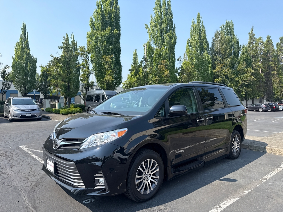 Used 2020 Toyota Sienna XLE Premium - BraunAbility Side Entry In Floor Automatic Ramp