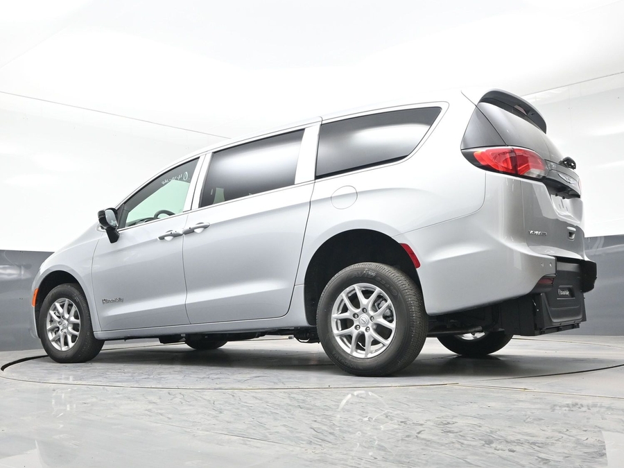 Silver Chrysler Voyager image number 19