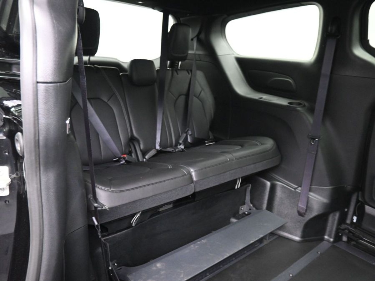 Black Chrysler Pacifica image number 9