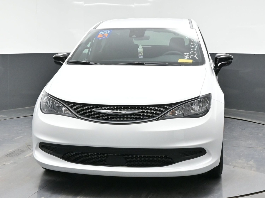 White Chrysler Voyager image number 5