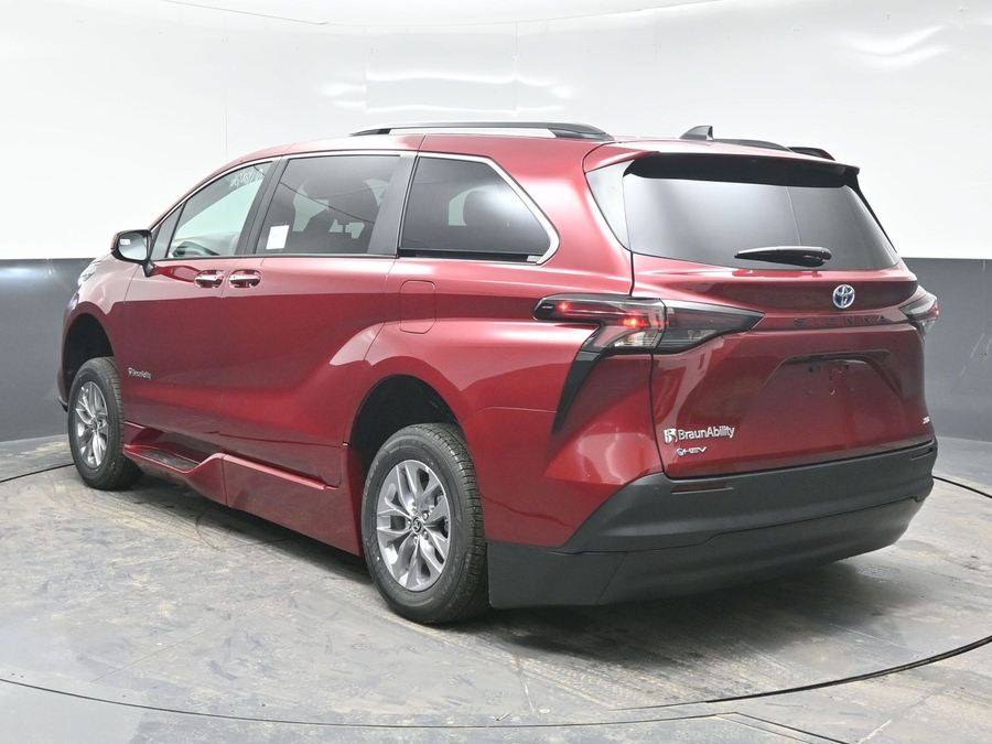 New 2025 Toyota Sienna Hybrid XLE Plus - BraunAbility Side Entry Entry Fold Out Automatic Ramp