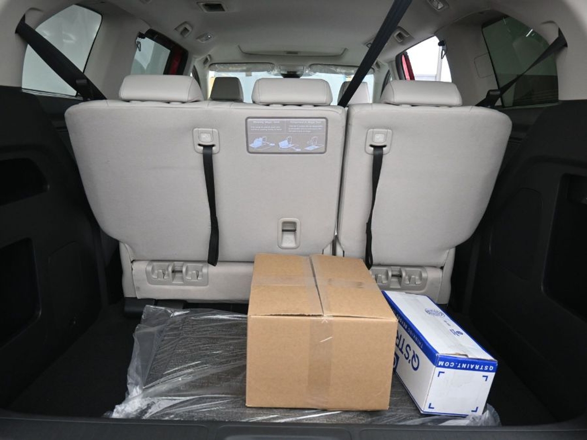 Red Honda Odyssey image number 13