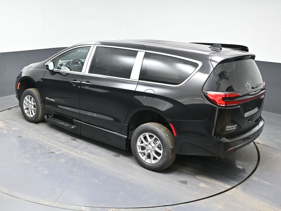 Black Chrysler Pacifica image number 24