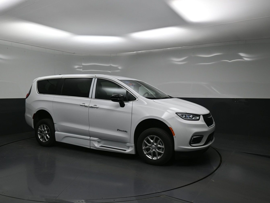 White Chrysler Pacifica image number 17