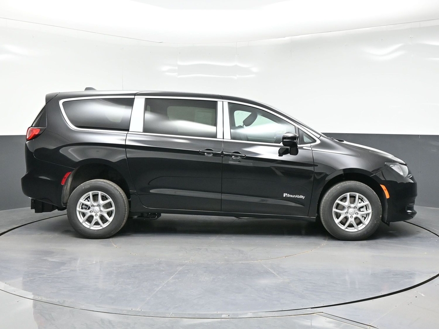 Black Chrysler Voyager image number 5