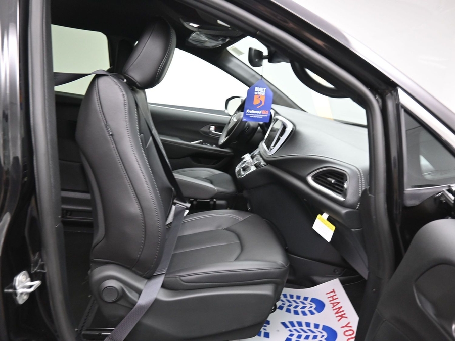 Black Chrysler Pacifica image number 3