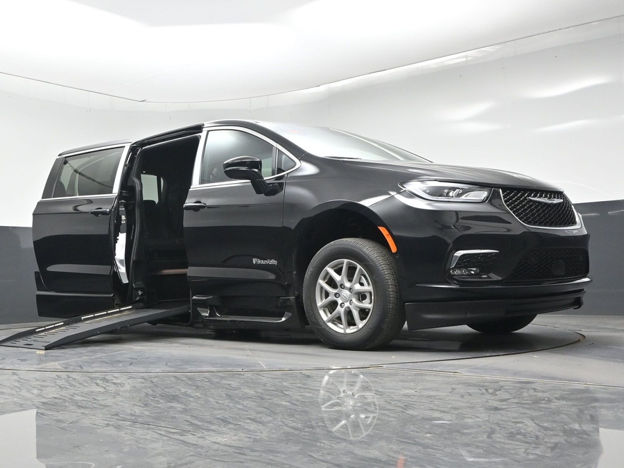 Black Chrysler Pacifica image number 15