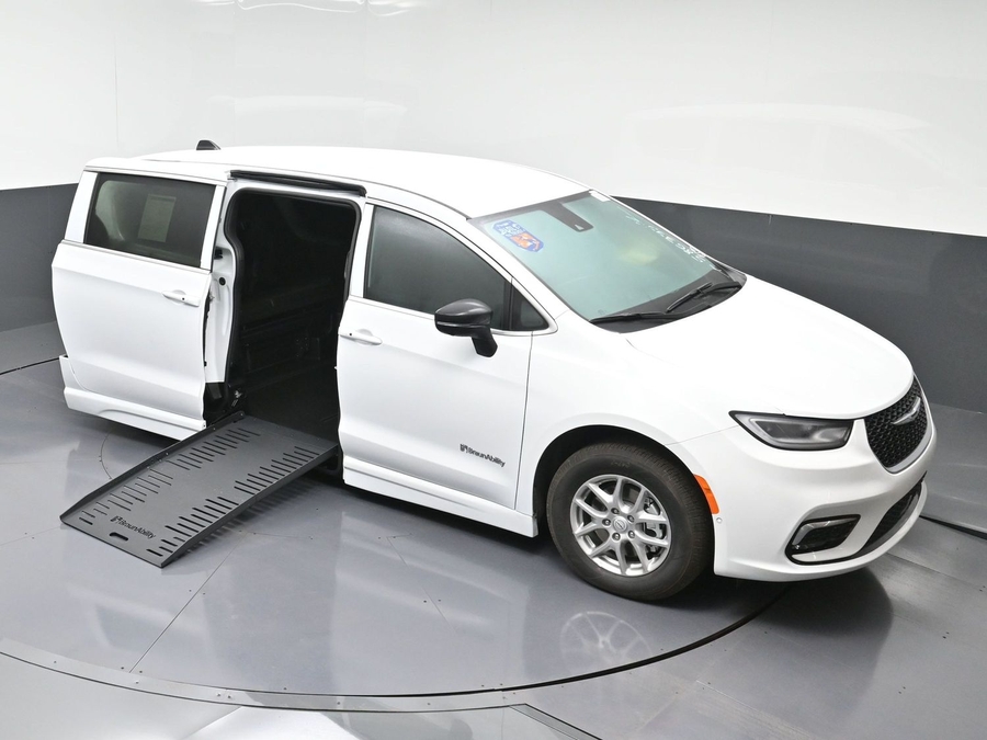 White Chrysler Pacifica image number 22