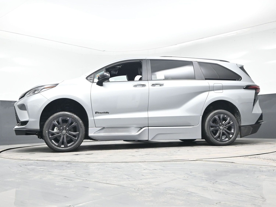 New 2025 Toyota Sienna Hybrid XSE Sport - BraunAbility Side Entry Entry Fold Out Automatic Ramp