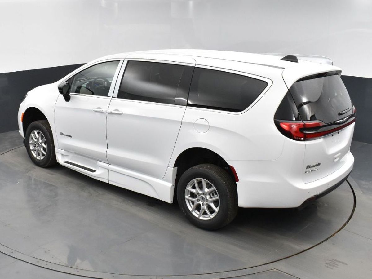 2024 Chrysler Pacifica Touring - Photo 17