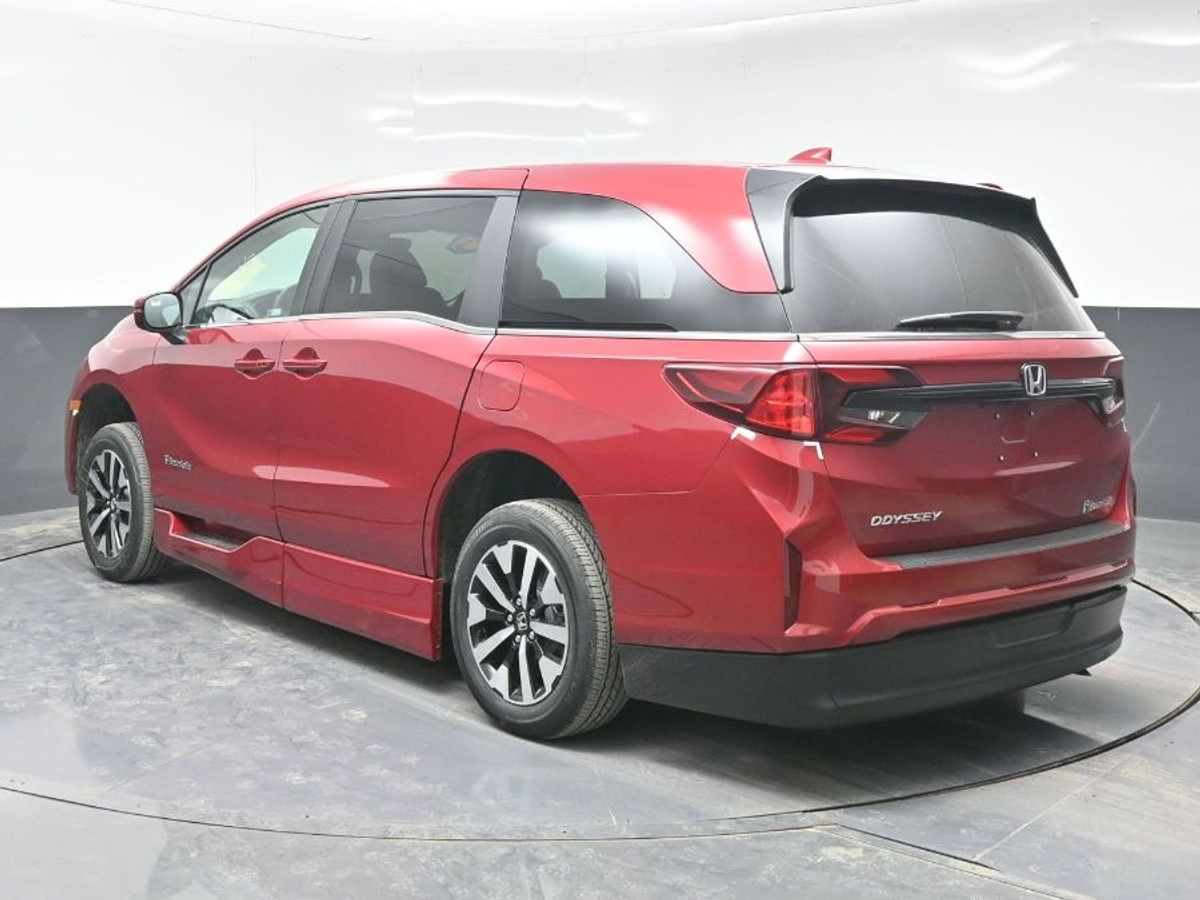 Red Honda Odyssey image number 1