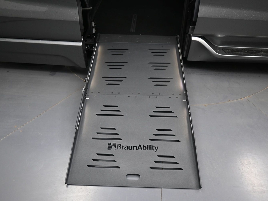 New 2026 Toyota Sienna Hybrid XLE Base - BraunAbility Side Entry Entry Fold Out Automatic Ramp