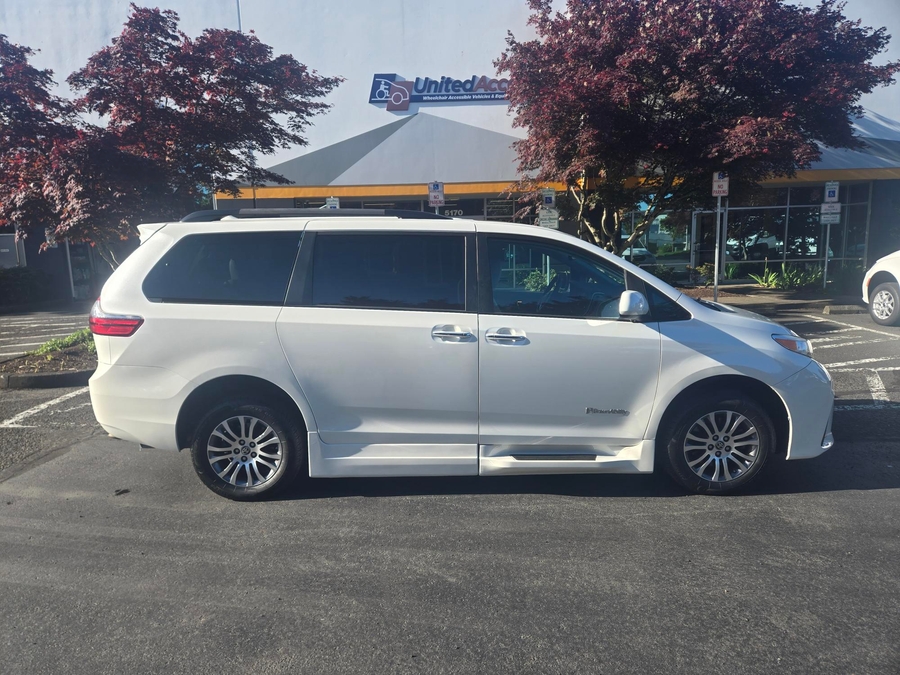 Used 2020 Toyota Sienna XLE - BraunAbility Side Entry Entry In Floor Automatic Ramp