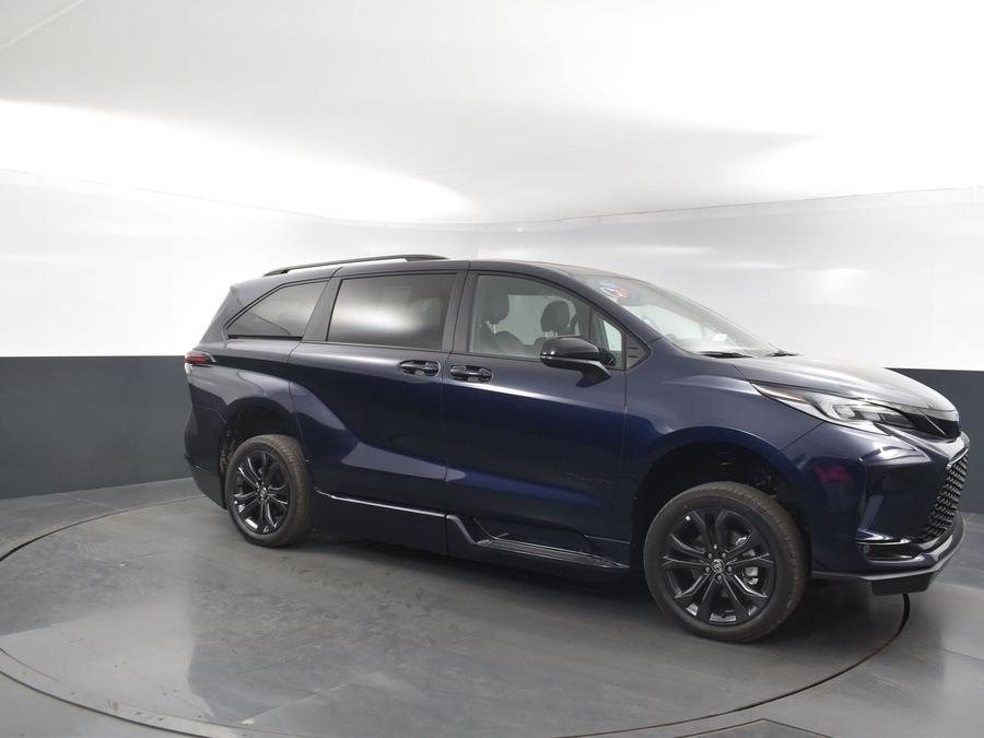 New 2025 Toyota Sienna Hybrid XSE Sport - BraunAbility Side Entry Entry In Floor Automatic Ramp