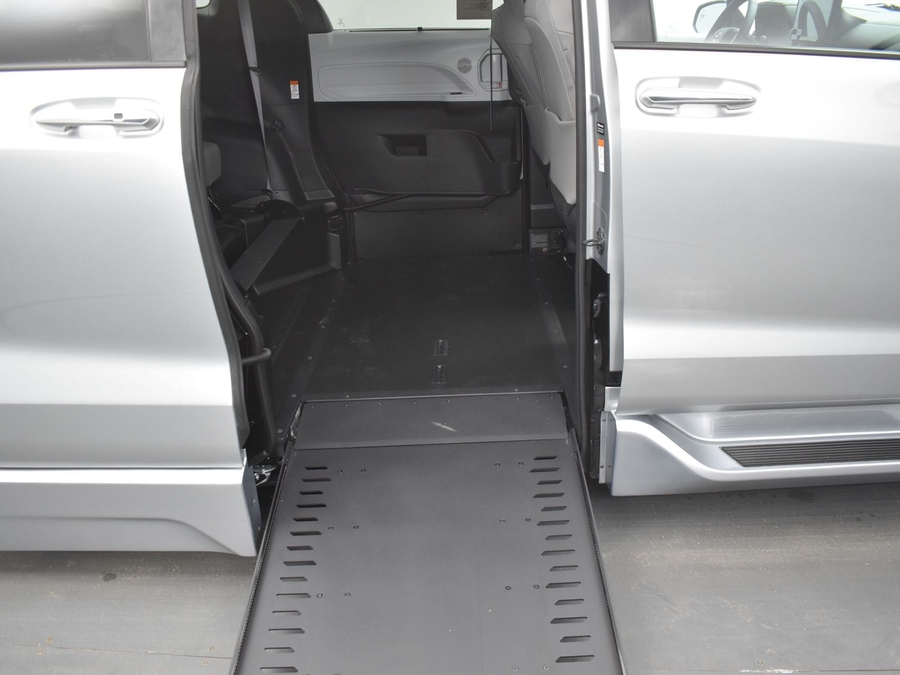 New 2025 Toyota Sienna Hybrid XLE Plus - BraunAbility Side Entry Entry In Floor Automatic Ramp
