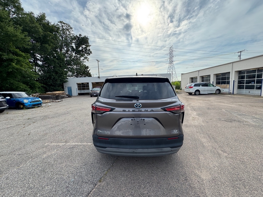 Grey Toyota Sienna image number 2