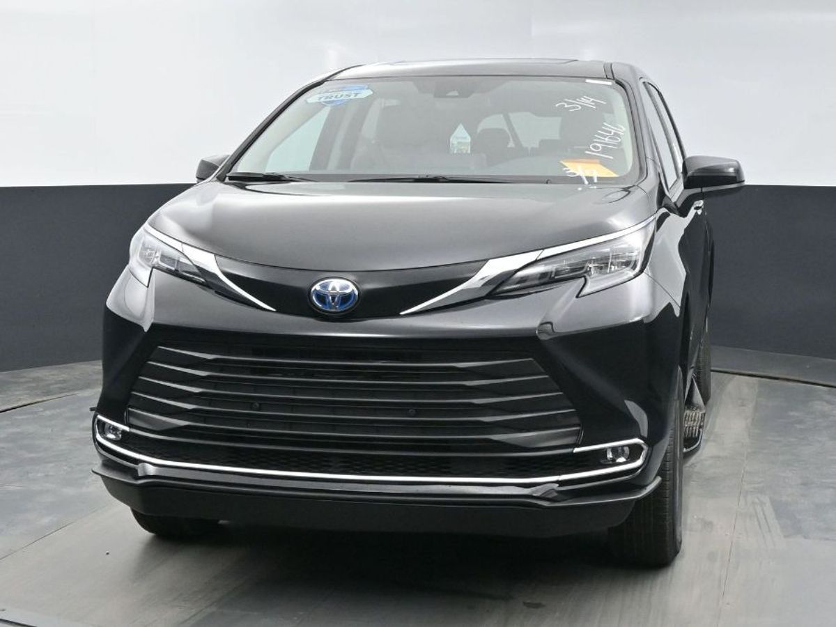 Black Toyota Sienna image number 19