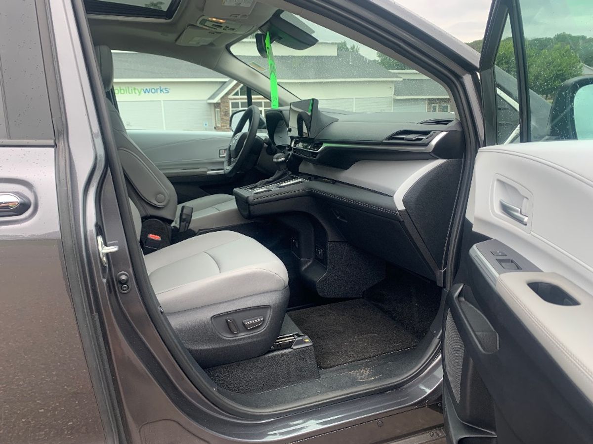 Metallic Gray Toyota Sienna image number 17