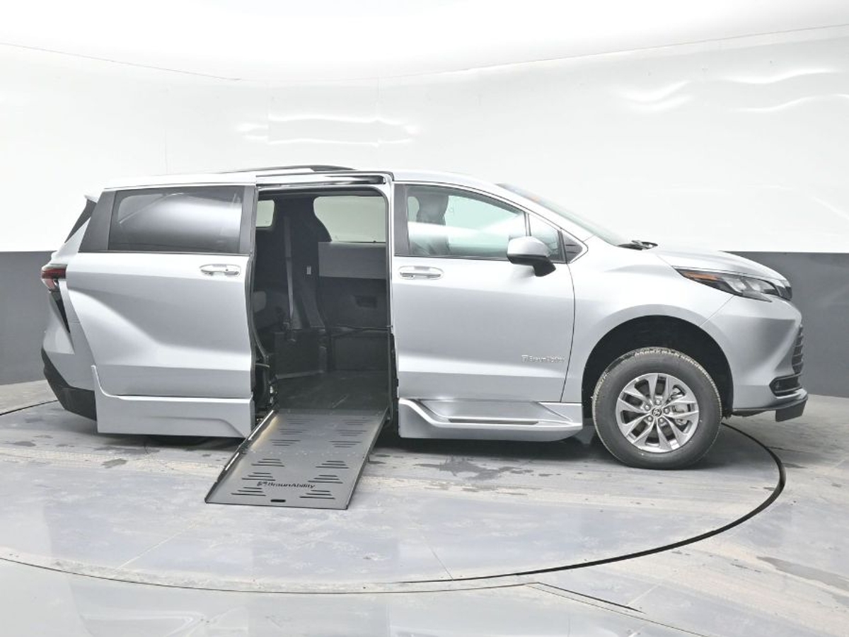 2025 TOYOTA SIENNA - Image 8
