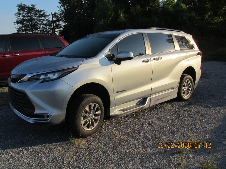 Silver Toyota Sienna image number 8