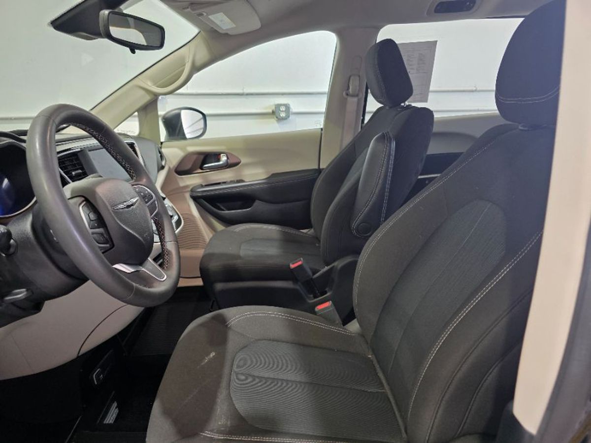 Black Chrysler Voyager image number 17