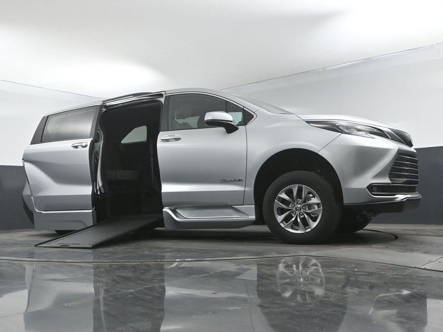 New 2025 Toyota Sienna Hybrid XLE Plus - BraunAbility Side Entry Entry In Floor Automatic Ramp