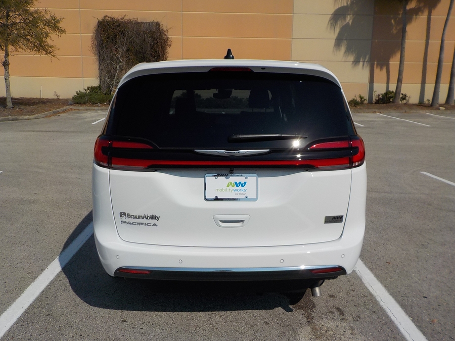 White Chrysler Pacifica image number 5