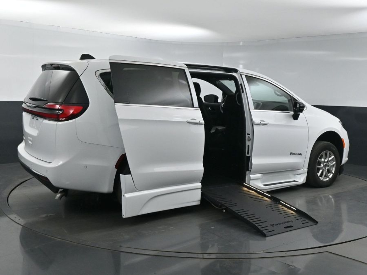 2025 CHRYSLER PACIFICA - Image 8