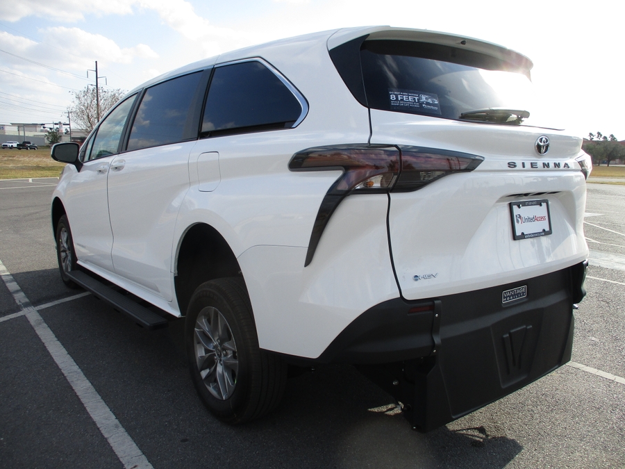 New 2026 Toyota Sienna Hybrid LE w swivel 2nd row - Vantage Mobility Rear Entry Entry Fold Out Manual Ramp
