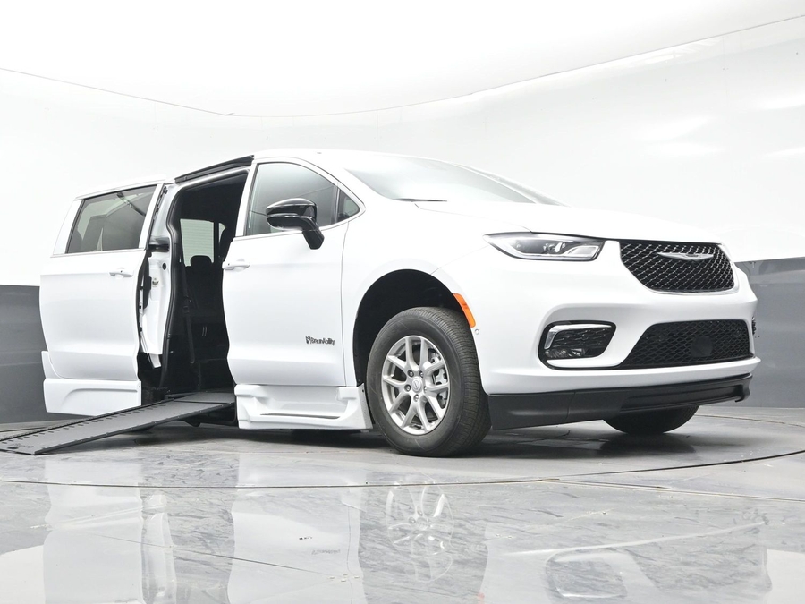 White Chrysler Pacifica image number 19
