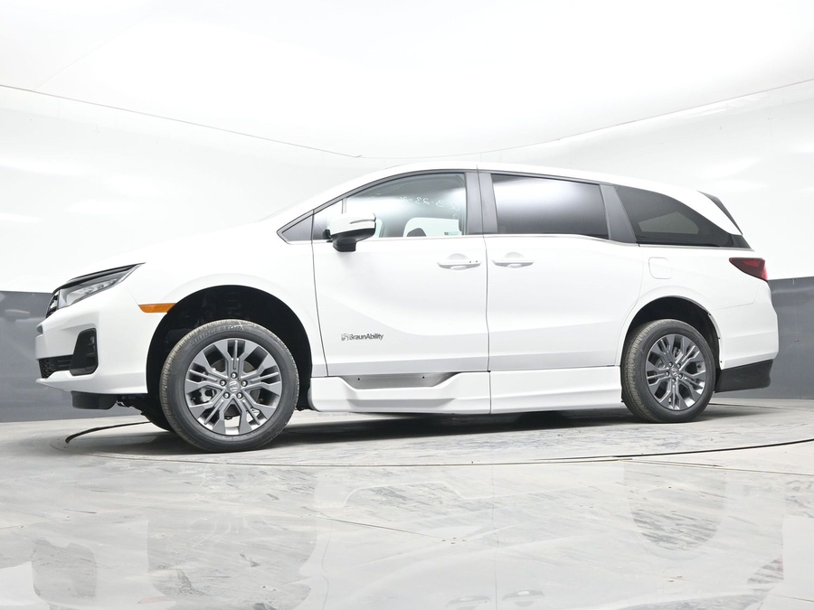 White Honda Odyssey image number 19