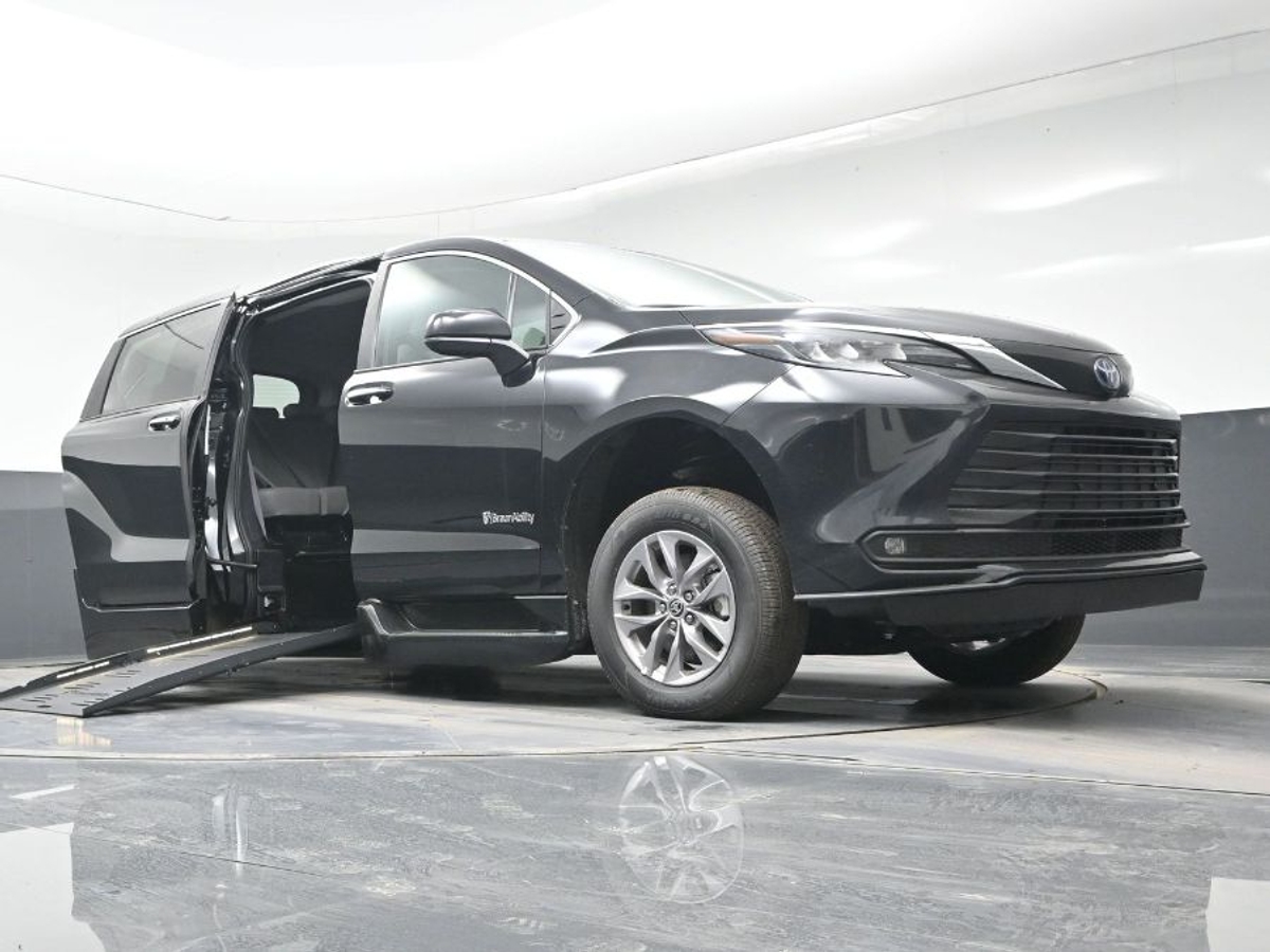 Black Toyota Sienna image number 22