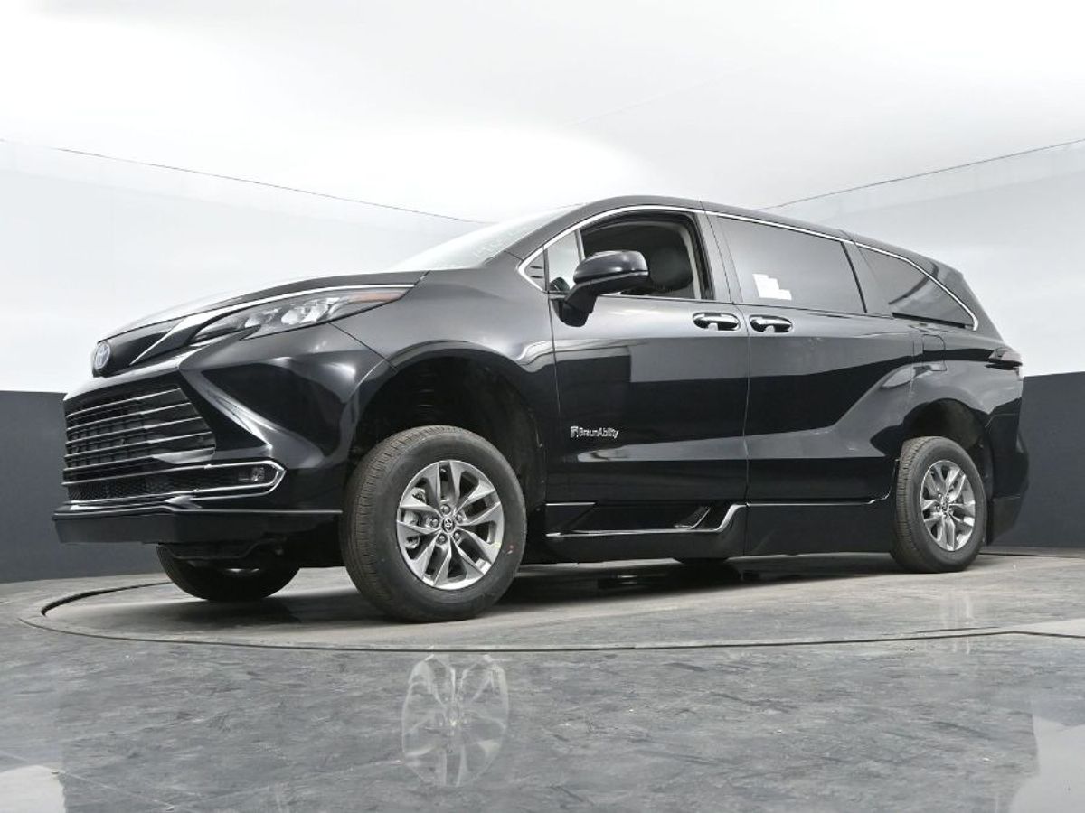 Black Toyota Sienna image number 10
