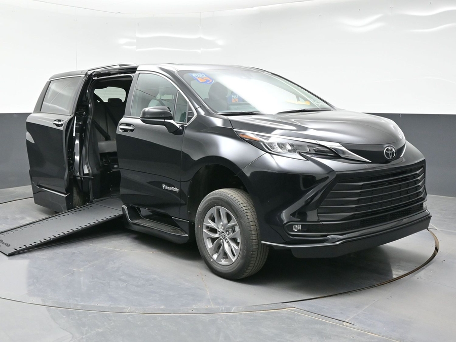 Black Toyota Sienna image number 21