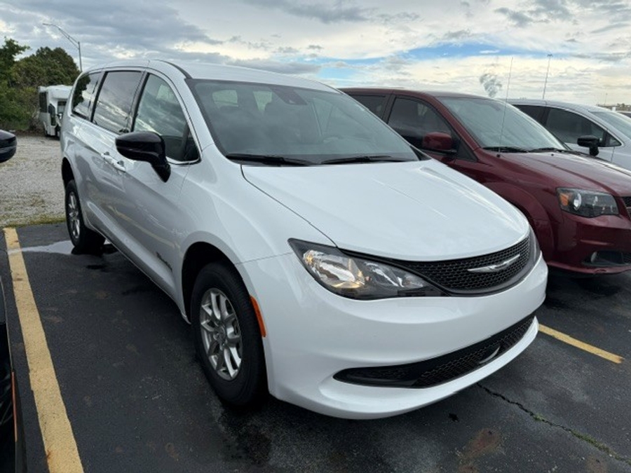 White Chrysler Voyager image number 2