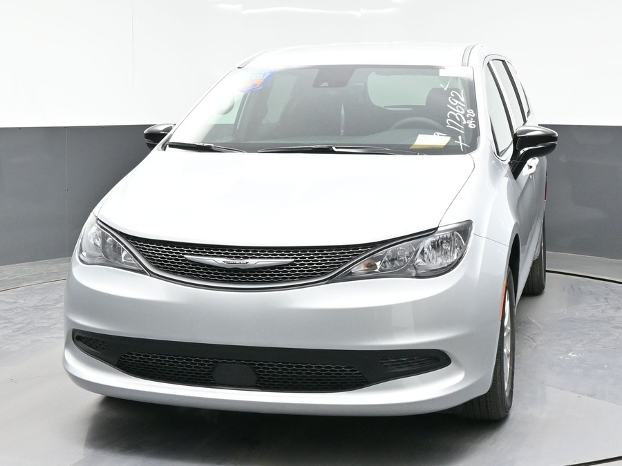 Silver Chrysler Voyager image number 1