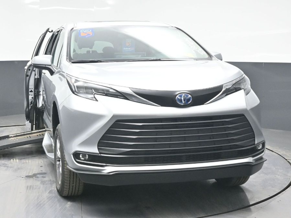 2025 TOYOTA SIENNA - Image 2