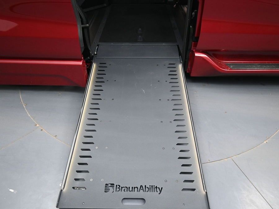 New 2026 Toyota Sienna Hybrid XLE Base - BraunAbility Side Entry In Floor Automatic Ramp