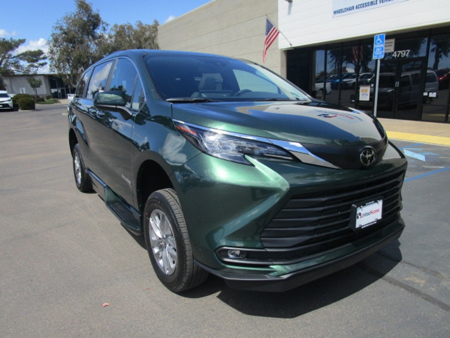New 2026 Toyota Sienna Hybrid XLE Base - BraunAbility Side Entry Entry Fold Out Automatic Ramp