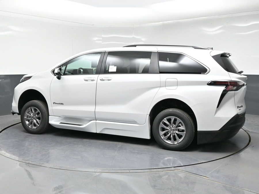 New 2026 Toyota Sienna Hybrid XLE Base - BraunAbility Side Entry Entry Fold Out Automatic Ramp