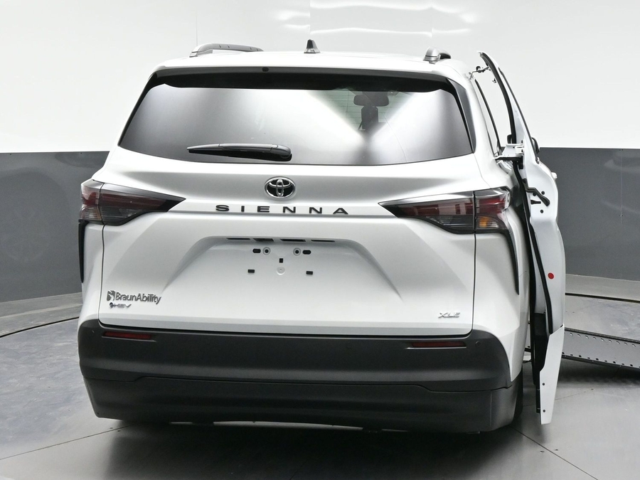 White Toyota Sienna image number 5