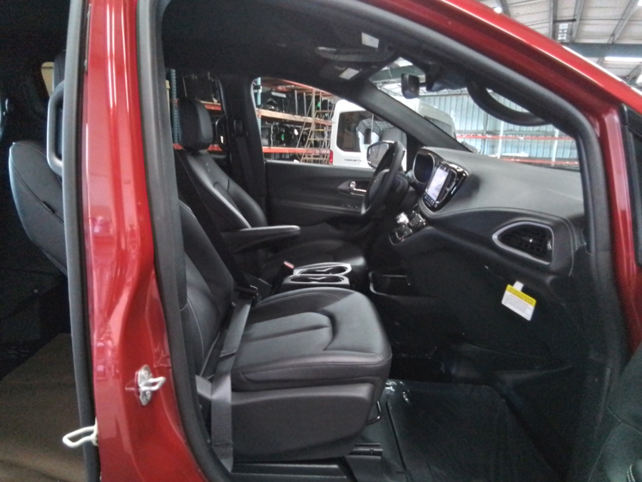 Red Chrysler Pacifica image number 37