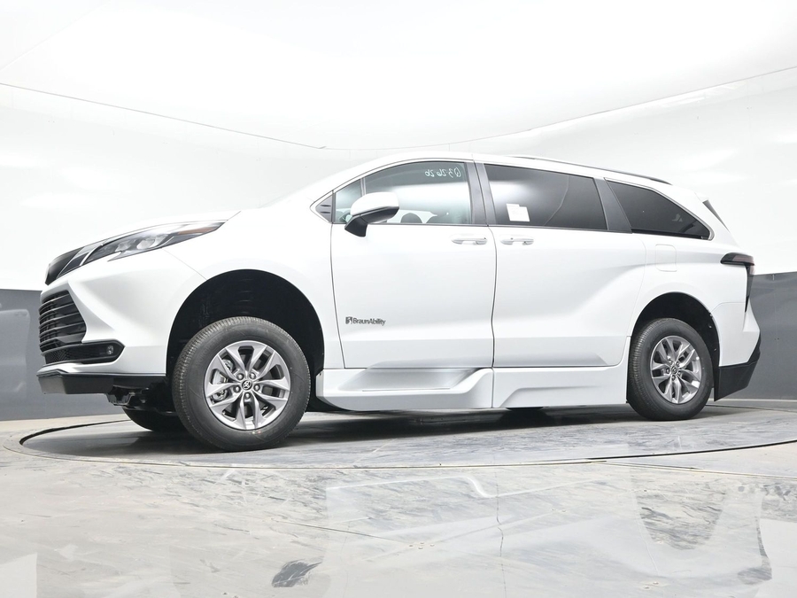 New 2026 Toyota Sienna Hybrid XLE Base - BraunAbility Side Entry Entry Fold Out Automatic Ramp