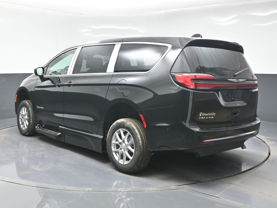 Black Chrysler Pacifica image number 4