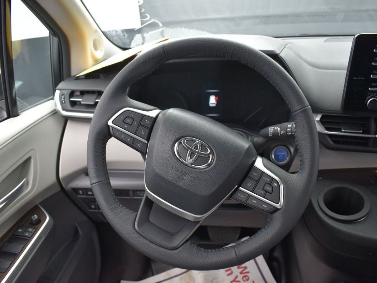 2023 Toyota Sienna XLE - Photo 6