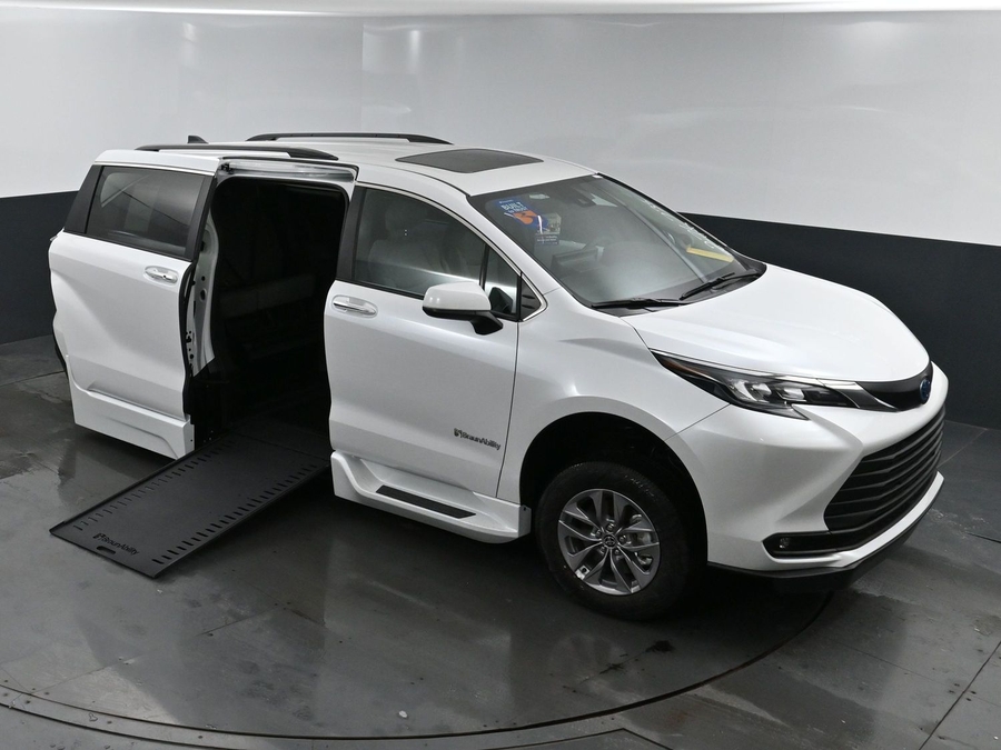 New 2025 Toyota Sienna Hybrid XLE Plus - BraunAbility Side Entry Entry In Floor Automatic Ramp