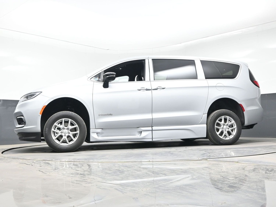 Silver Chrysler Pacifica image number 17